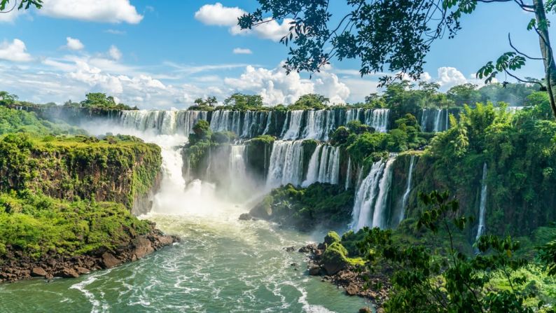 7. Cataratas de Iguazú, Argentina/Brasil: viaja a conocer esta cascada para sentir el agua fresca y brumosa rociando ligeramente tu cara durante un caluroso día de verano.