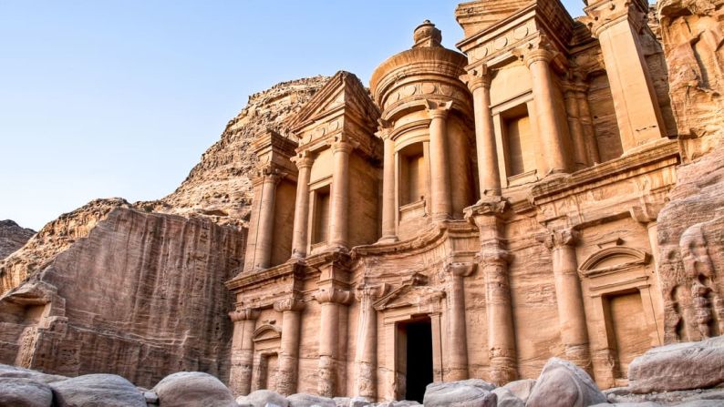 1. Petra, Jordania: liderando la lista de Lonely Planet está la maravillosa "ciudad perdida" de Petra en Jordania. Tom Hall de Lonely Planet llama al sitio un "lugar realmente misterioso y evocador".