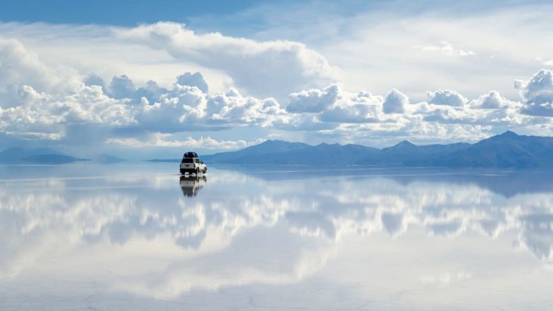 9. Salar de Uyuni, Bolivia: visitar el Salar de Uyuni, el lago salado más grande del mundo, es como caminar entre las nubes. Es una ilusión óptica a gran escala. Prepárate para sorprenderte mientras presencias el cambio de paisaje ante tus ojos.