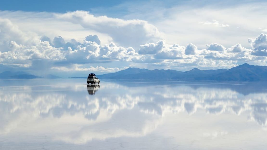 9. Salar de Uyuni, Bolivia: visitar el Salar de Uyuni, el lago salado más grande del mundo, es como caminar entre las nubes. Es una ilusión óptica a gran escala. Prepárate para sorprenderte mientras presencias el cambio de paisaje ante tus ojos (pabliscua/iStockphoto/Getty Images).