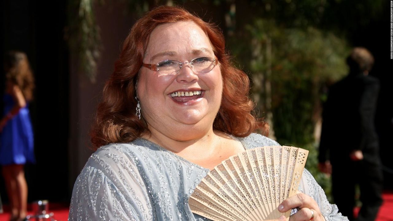 CNNE 905923 - elenco de "two and a half men" recuerda a conchata ferrell