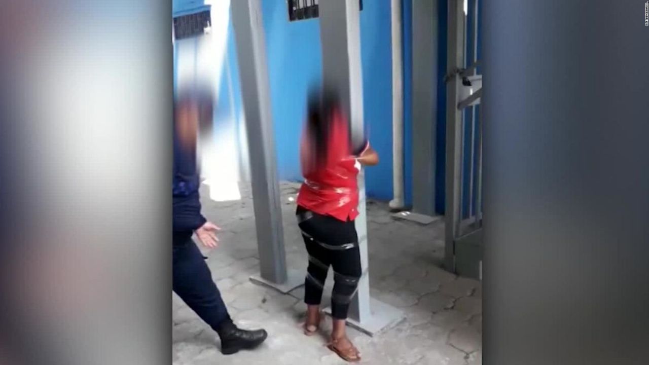 CNNE 906001 - repudian video de agresion de agente a mujer en ecuador