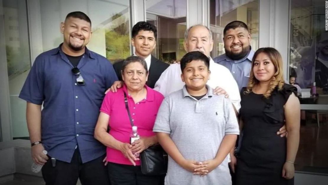 Ricardo Aguirre y su familia en tiempos más felices.