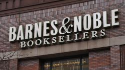 CNNE 906335 - ciberataque a barnes & noble expone datos de clientes