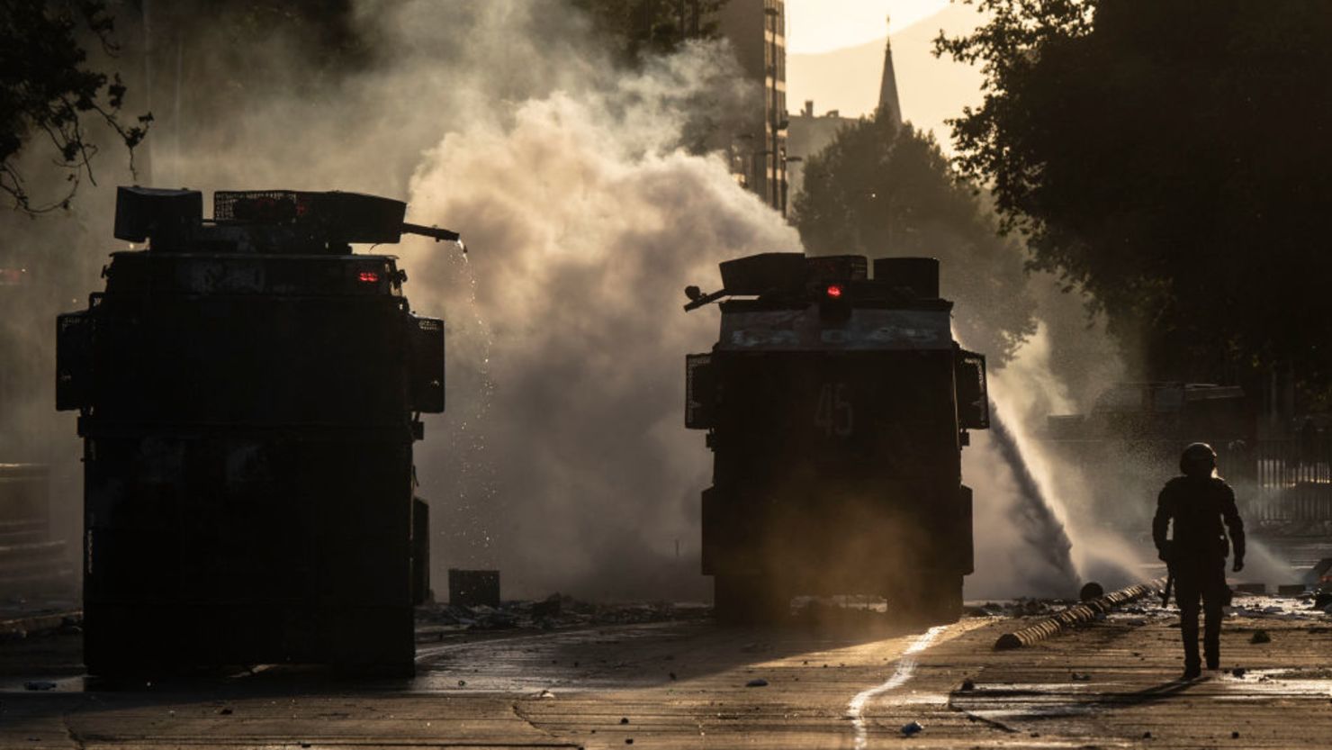 Imagen de archivo del 29 de octubre de 2019 que muestra a la policía antidisturbios en los alrededores del palacio presidencial de La Moneda en Santiago, Chile.