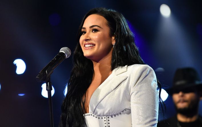 Demi Lovato. La cantante lanzó una canción dirigida a Trump, en la que lo critica por su respuesta ante la injusticia racial, la crisis del covid-19 y más. El 12 de agosto, el día después de que Biden eligió a su compañera de fórmula, Lovato publicó en su Instagram una foto con Kamala Harris en la que cita una frase de la candidata vicepresidencial: "Estamos en una batalla por el alma de esta nación. Pero juntos, es una batalla que podemos ganar".