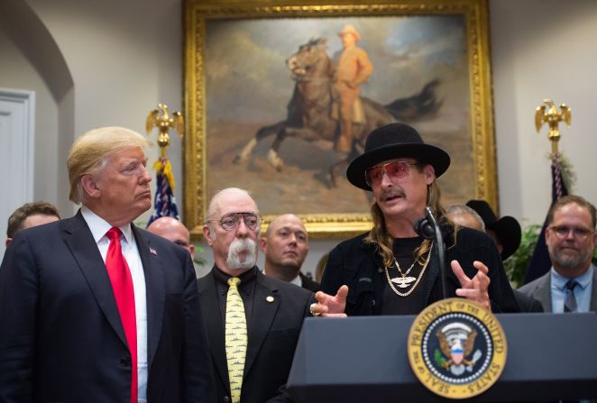 Kid Rock. El 14 de septiembre, Donald Trump Jr. anunció la participación de Kid Rock en un mitin electoral en Michigan. El músico publicó una foto en su cuenta de Twitter el 5 de febrero junto al presidente Trump en un campo de golf.