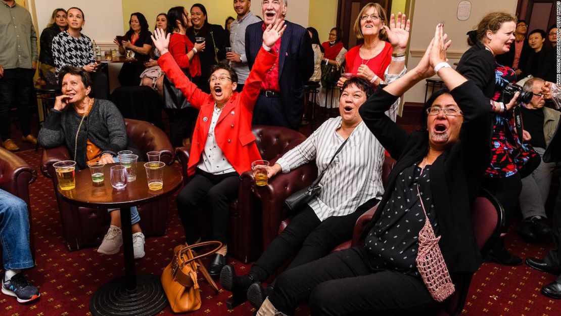 Los simpatizantes del Partido Laborista ven llegar los resultados y esperan a que llegue Jacinda Ardern durante un evento de la noche de las elecciones en el Ayuntamiento de Auckland en Auckland, Nueva Zelanda, el 17 de octubre de 2020.