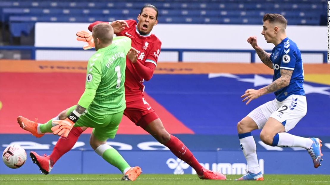 Jordan Pickford choca contra Virgil van Dijk.