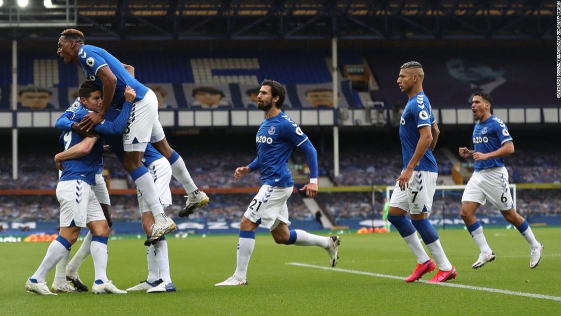 Everton celebra tras el empate de Michael Keane.