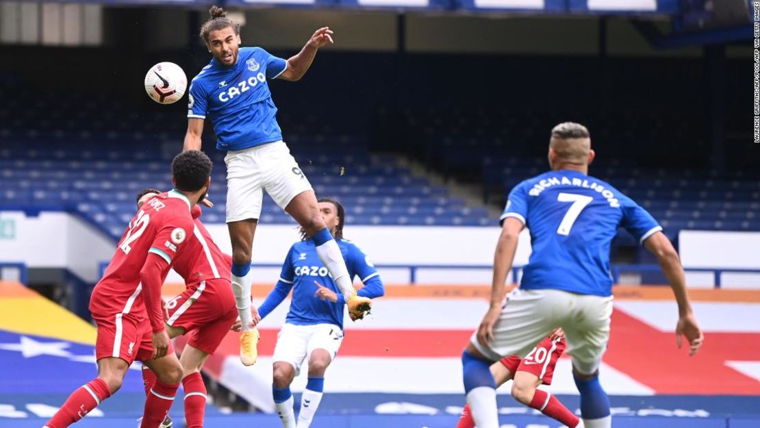 Dominic Calvert-Lewin anota el empate del Everton al final del juego.