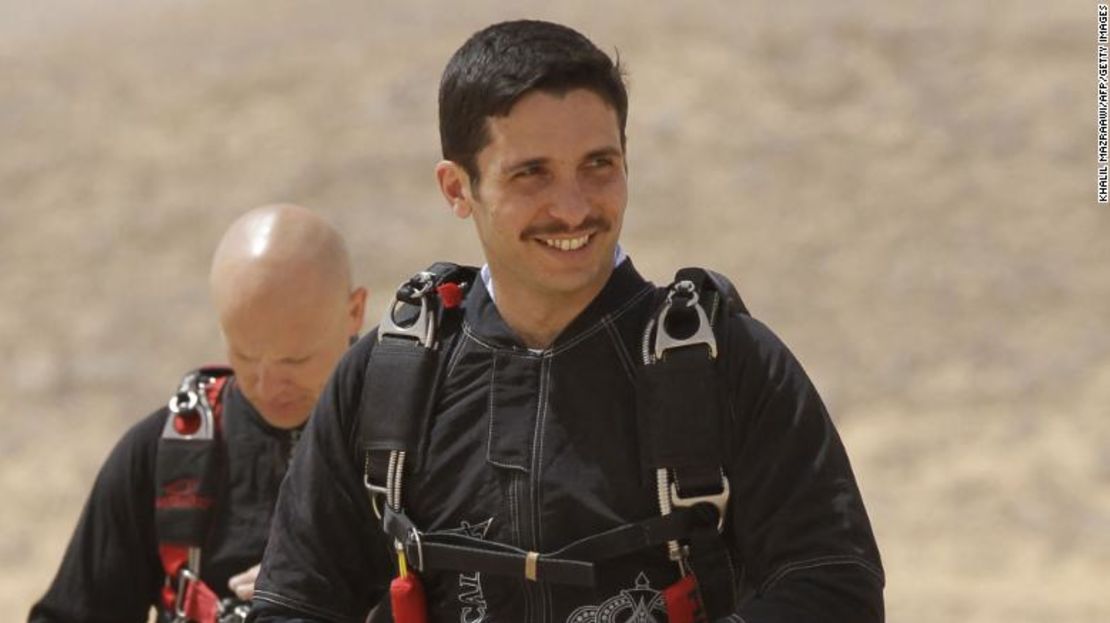 El príncipe Hamzah asiste a un evento mediático para anunciar el lanzamiento de "Skydive Jordan" en el desierto de Wadi Rum el 19 de abril de 2011.