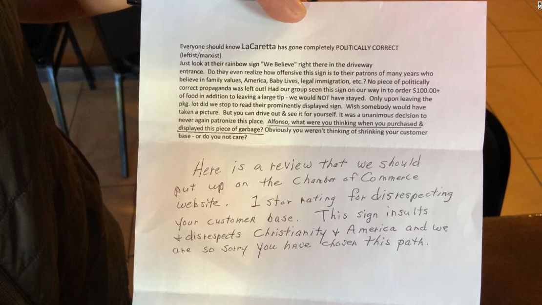 La carta anónima que un cliente envió al propietario de La Carreta, Alfonso Medina, que llevaba el lema "No Love, No Tacos".