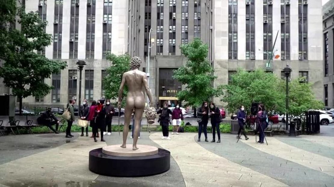 La estatua está ubicada en una plaza cercana a la Corte Suprema de Nueva York.