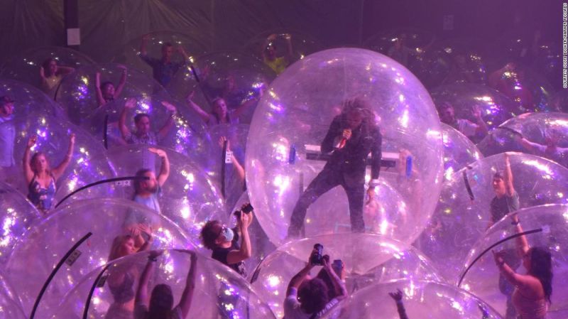 The flaming lips realizó un concierto y tanto banda como fanáticos estuvieron envueltos en burbujas de plástico | cnn