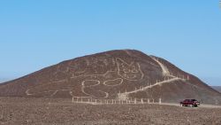 CNNE 907205 - hallan geoglifo con forma de gato en peru