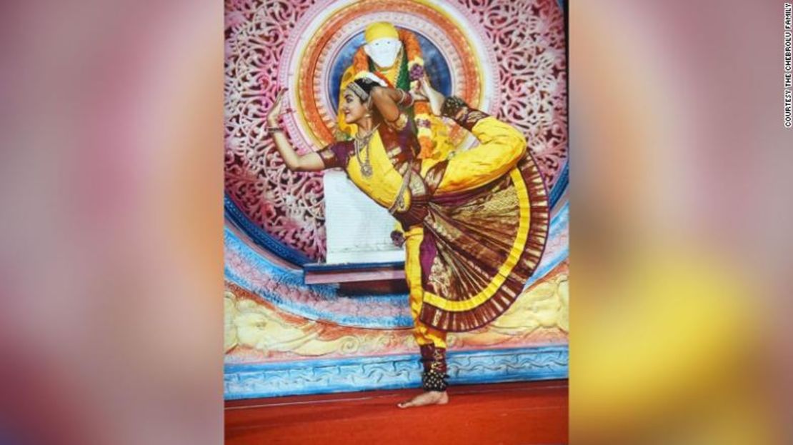 Anika interpreta el Bharatanatyam, un baile típico indio.