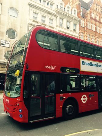 El ambiente especial, ordenado y muy “very british” de Londres y el precioso y muy verde campo inglés. De nuevo, te insto a leer - y visitar- su fascinante historia, palacios , castillos, costumbres y tradiciones.