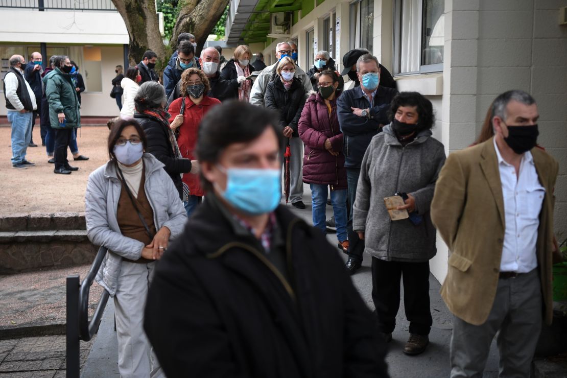 Ciudadanos esperan para votar en las elecciones departamentales de 2020 en Montevideo el 27 de septiembre.