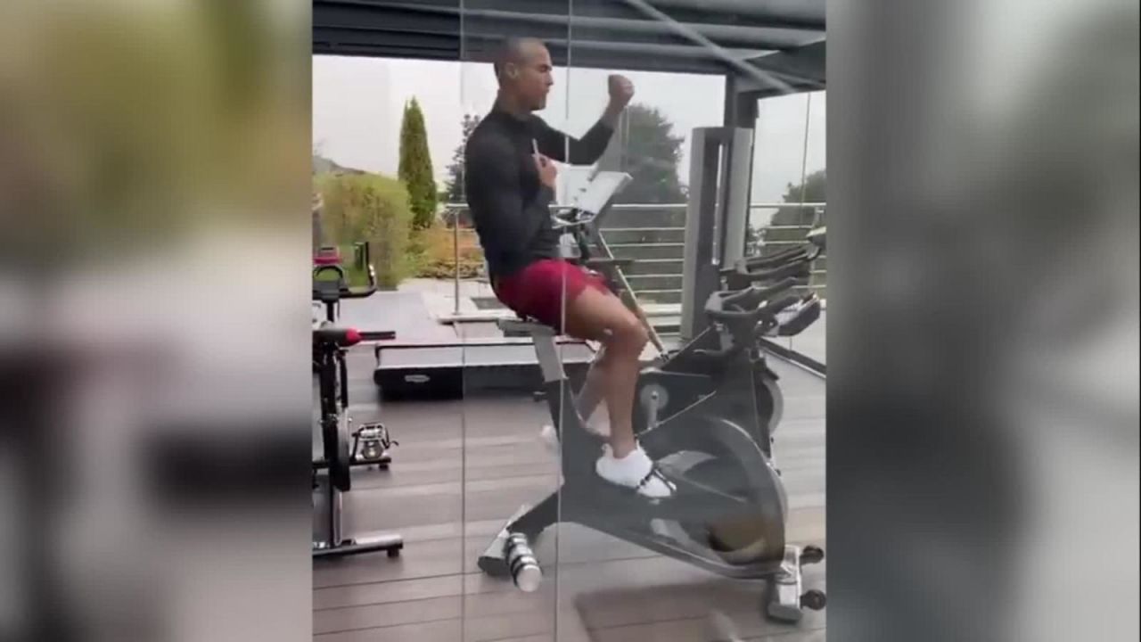 CNNE 908023 - cristiano ronaldo entrena con un nuevo estilo