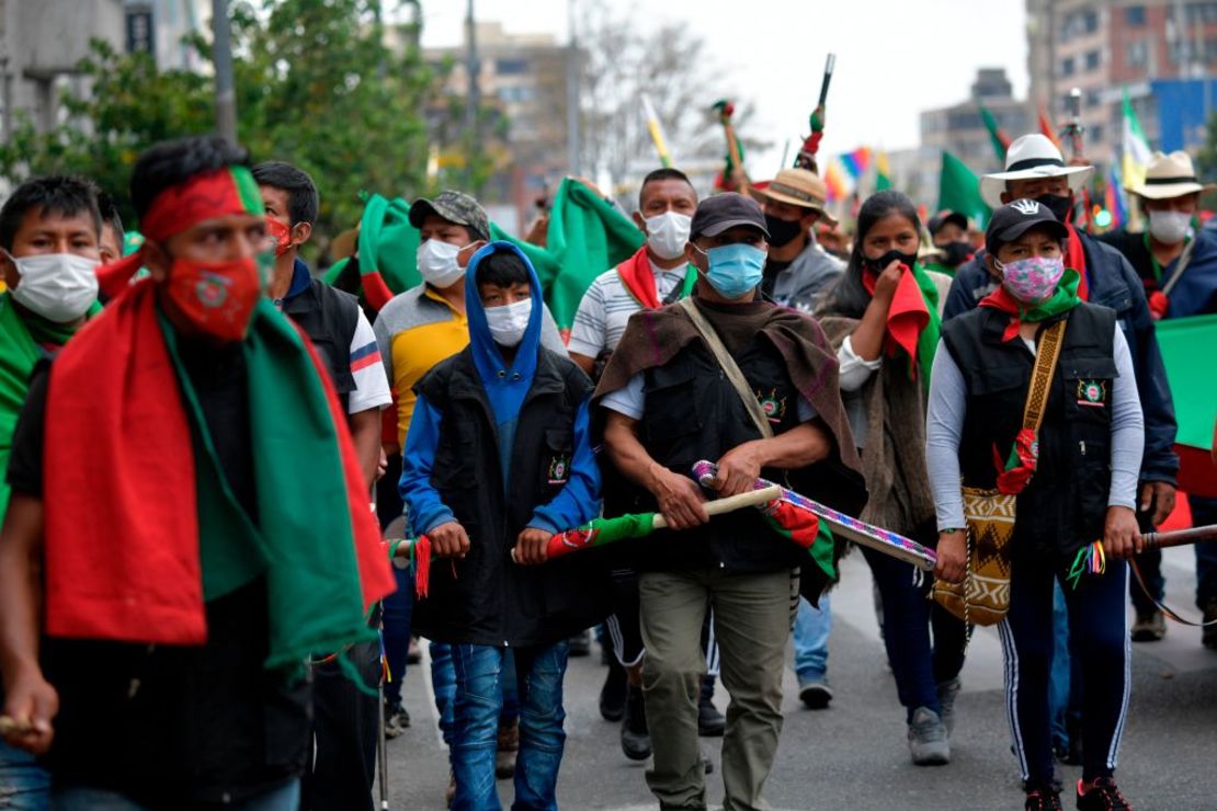 Indígenas colombianos que se unieron a la Minga indígena protestan contra el gobierno del presidente Iván Duque reclamando por la gran cantidad de asesinatos de líderes sociales y el fin de la violencia en sus territorios.