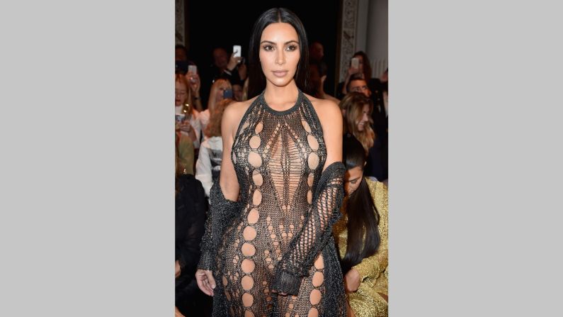 Kardashian West asiste al espectáculo de Balmain en la Semana de la Moda de París en 2016.