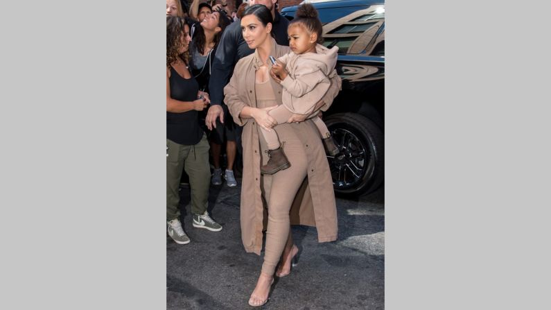 Kim Kardashian West y su hija North en un show de Yeezy para la Semana de la Moda de Nueva York en 2015.