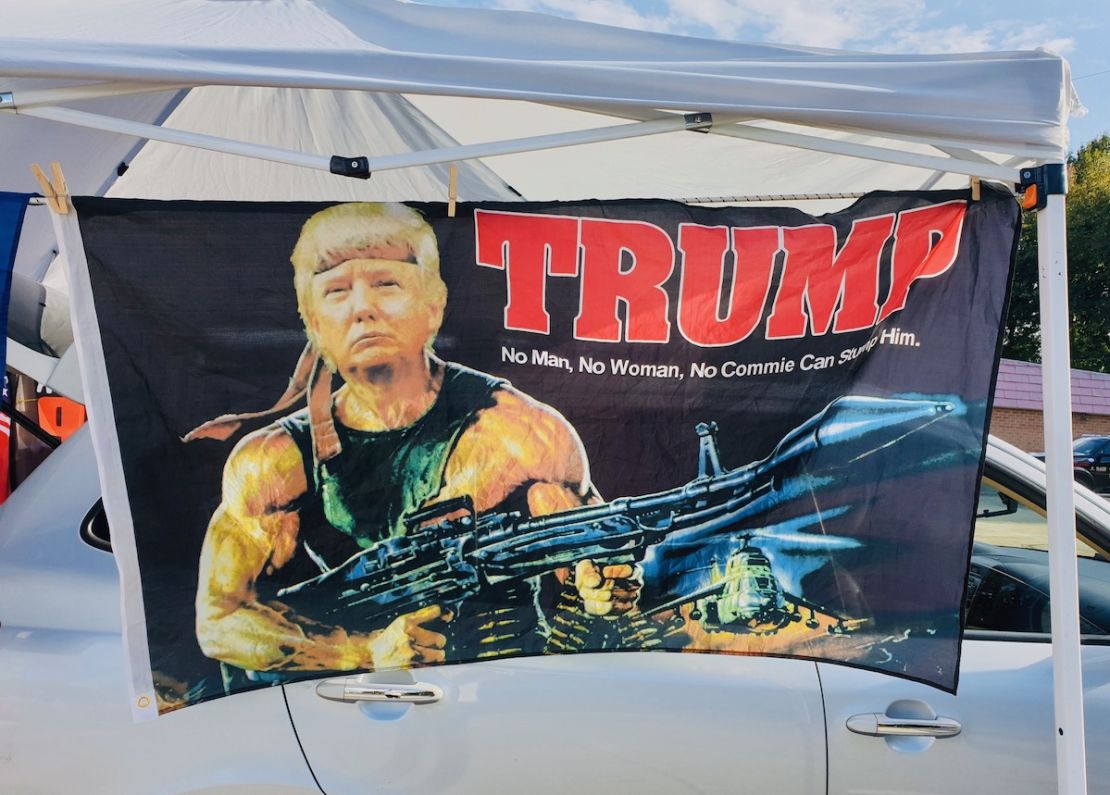 Un cartel parecido al de una película de la saga “Rambo”, pero con la cara de Trump, marca el camino hacia un evento de campaña del presidente en Carolina del Norte.