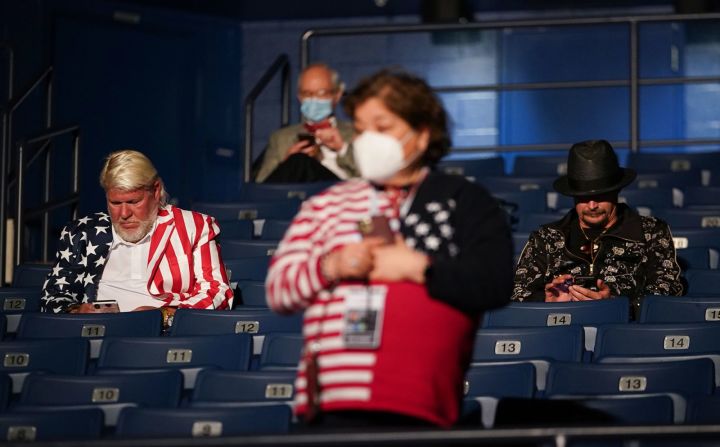 El golfista profesional John Daly, a la izquierda, y el músico Kid Rock, partidarios del presidente, toman asiento en el sitio del debate. (Brendan Smialowski / AFP / Getty Images