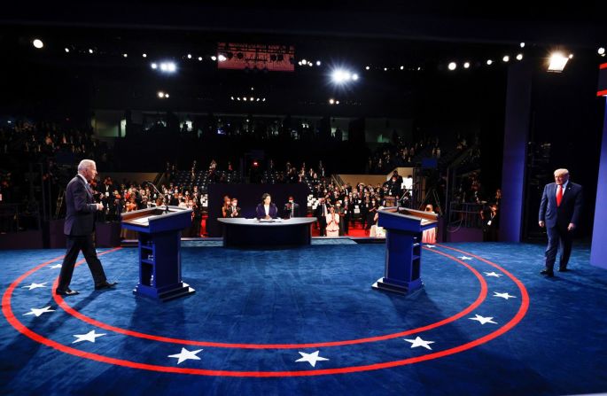 Biden y Trump llegan al escenario para empezar el debate.