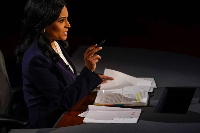 La moderadora Kristen Welker hace una pregunta.