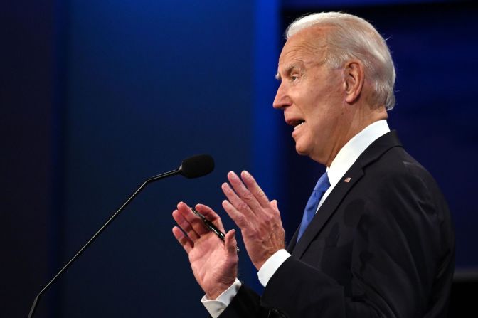 Biden responde una pregunta durante el debate.