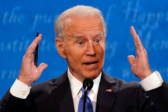 Biden responde una pregunta durante el debate. El ex vicepresidente tiene actualmente una ventaja más grande en las encuestas nacionales que Hillary Clinton en este punto en 2016. En la encuesta de encuestas de CNN, Biden está por delante de Trump por 10 puntos a nivel nacional y también está mostrando una fuerza considerable en los estados clave como Pensilvania, Michigan y Wisconsin, donde Trump ganó por estrechos márgenes en 2016.