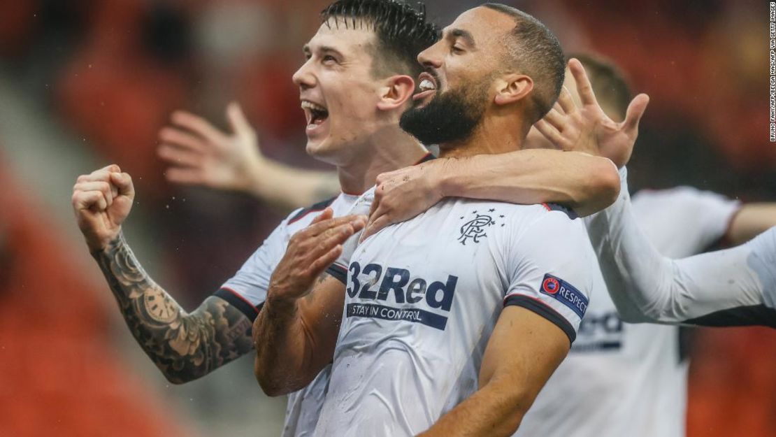 Kemar Roofe de los Rangers celebra tras marcar el maravilloso gol.