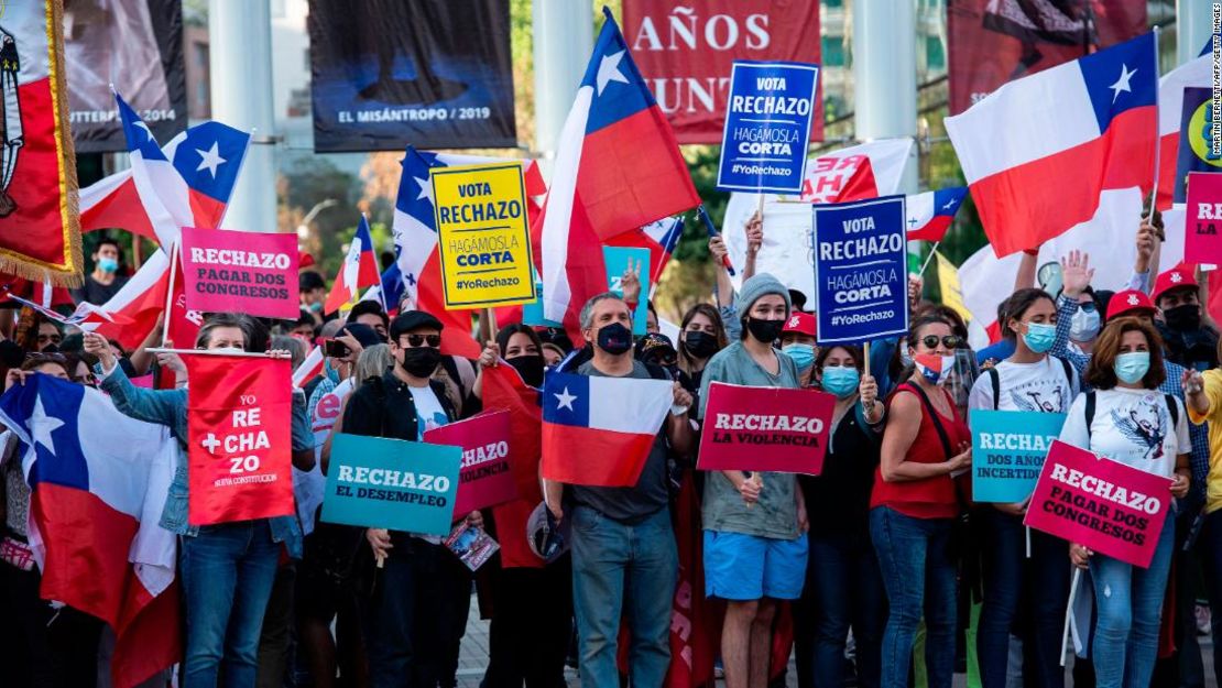 La gente se manifiesta en contra de cambiar la constitución en Santiago el 21 de octubre.