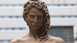 CNNE 909567 - ¿que significa la nueva estatua de medusa en nueva york?