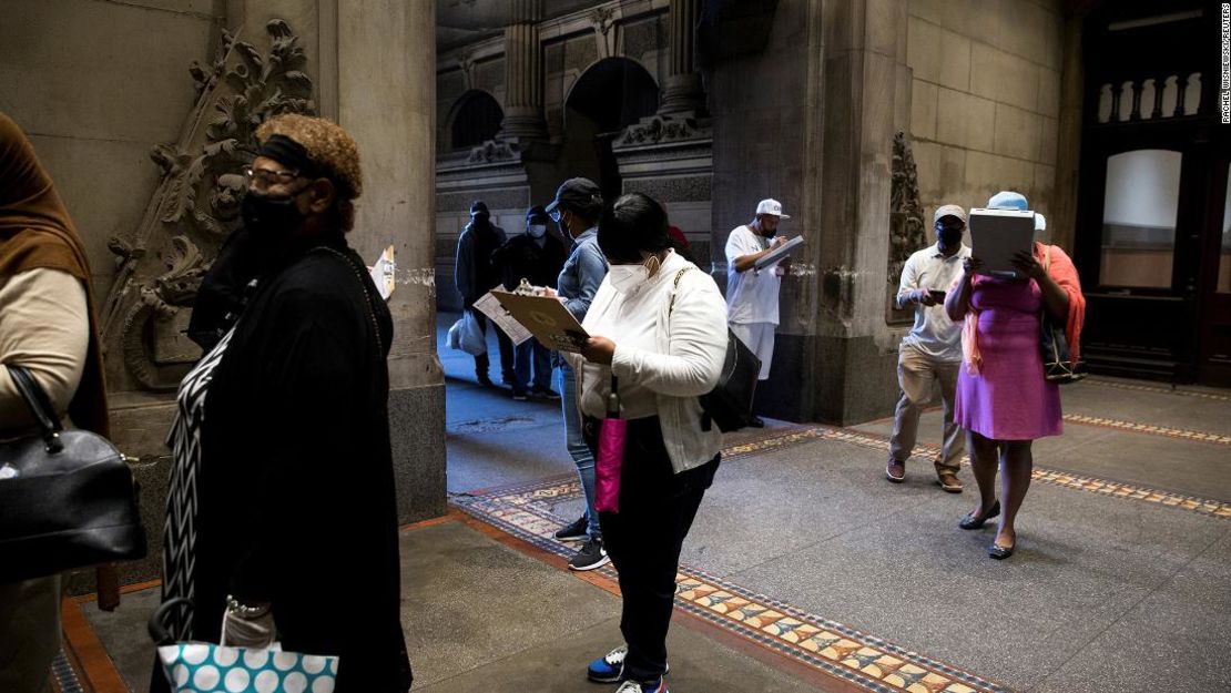 Los votantes esperan en fila en el Ayuntamiento de Filadelfia.