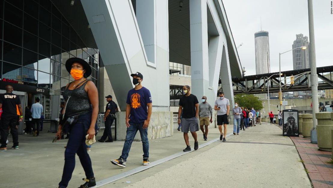 Los votantes se alinean fuera del State Farm Arena en el centro de Atlanta el 12 de octubre, el primer día de votación anticipada en Georgia.