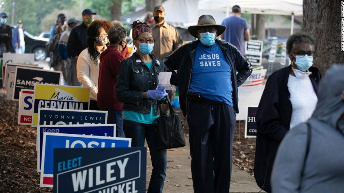 La gente espera para votar el 15 de octubre de 2020, en Raleigh, Carolina del Norte.