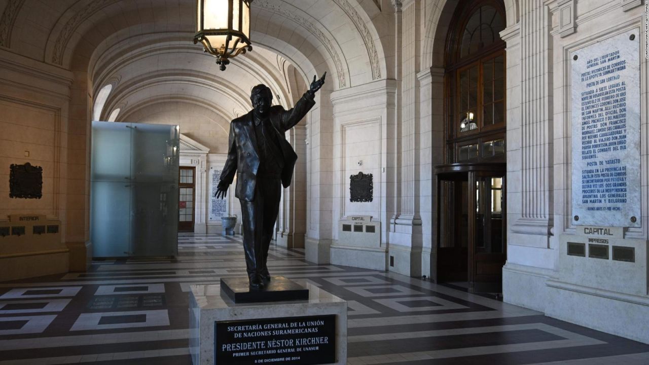 CNNE 910274 - inauguran estatua de nestor kirchner en argentina