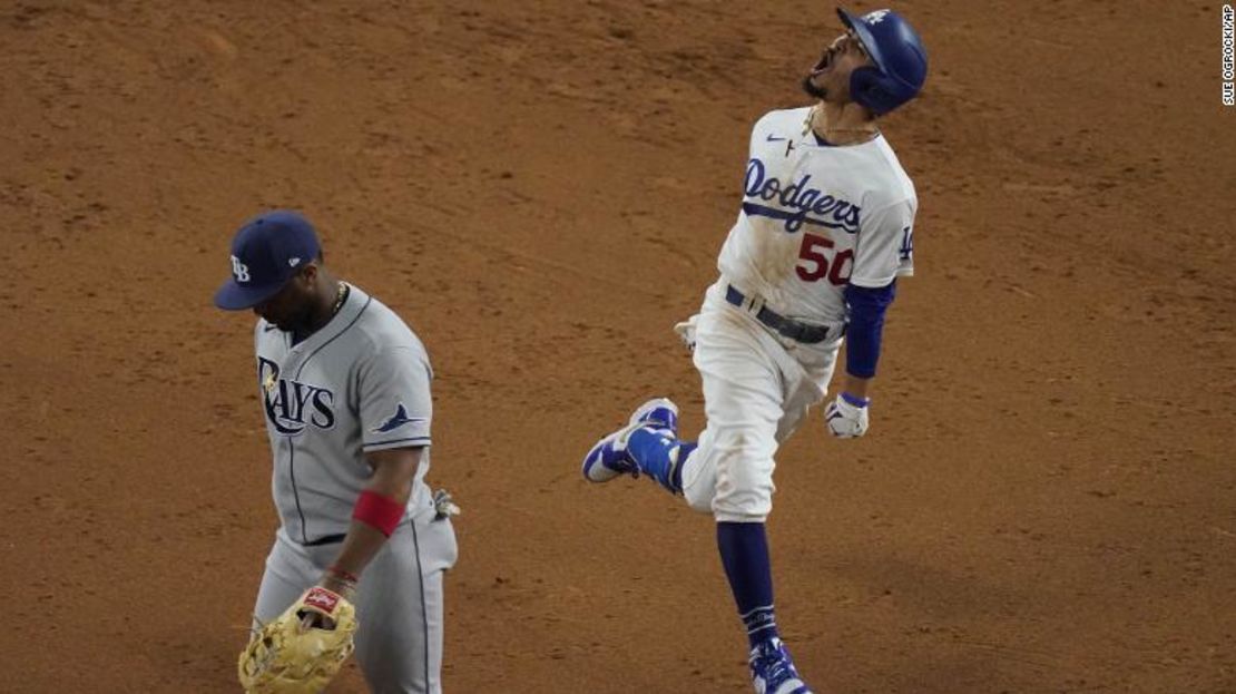 El jardinero de los Dodgers, Mookie Betts, celebra luego de un jonrón contra los Rays durante la octava entrada del sexto juego de la Serie Mundial.