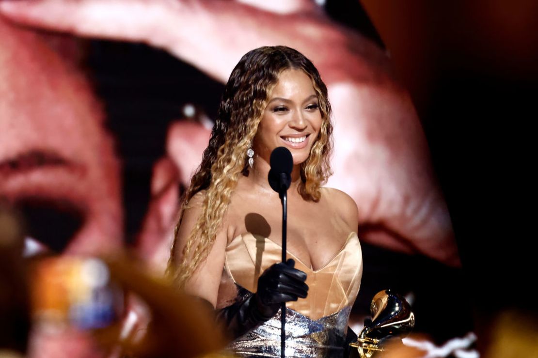 Beyoncé aceptando su premio por Mejor Álbum de Dance/Música Electrónica por "Renaissance", durante la ceremonia número 65 de los Premios Grammy en la  Crypto.com Arena, el 5 d febrero de 2023, en Los Angeles, California.