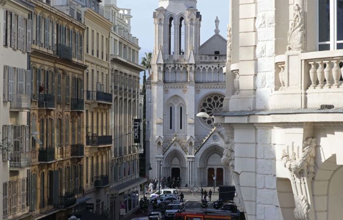 Las autoridades francesas se reúnen frente a la basílica de Notre Dame después del ataque.