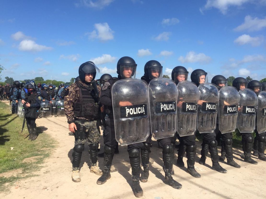 La Policía avanza en las tierras de Guernica.