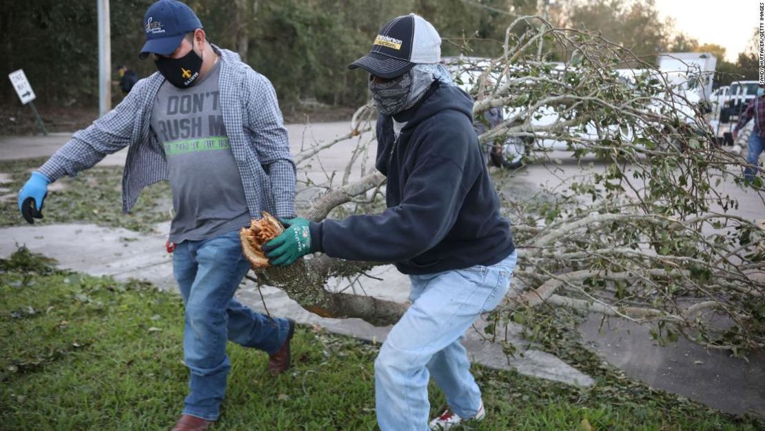 Trabajadores retiran ramas caídas por el paso del huracán Zeta el jueves en St. Bernard, Louisiana.