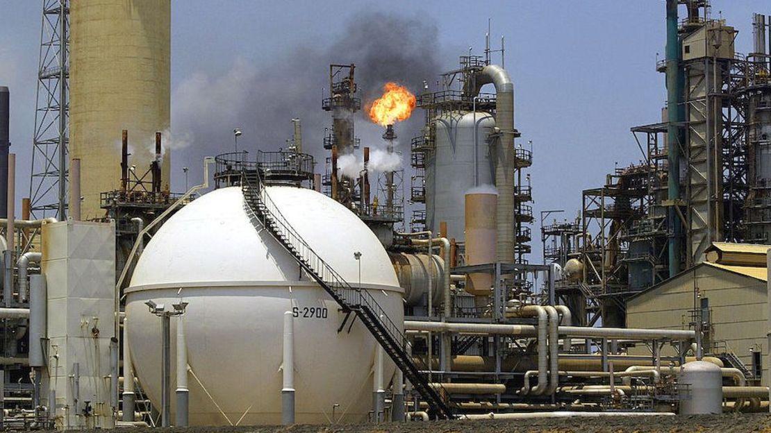 CNNE 911324 - amuay-cardon oil refinery resumes exports after strike