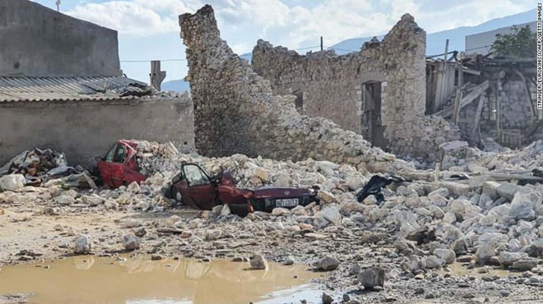 edificios destruidos en la isla griega de Samos; ña emisora pública del país dijo que el terremoto provocó un minitsunami en el área.