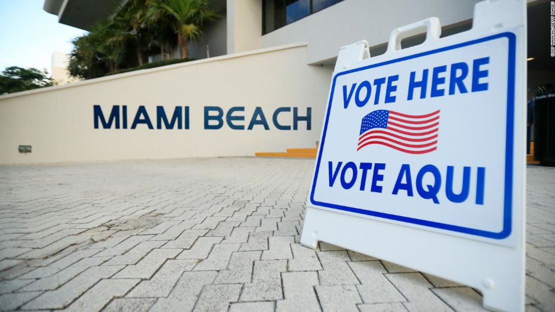 Un centro de votación con indicaciones en inglés y en español en Miami Beach.