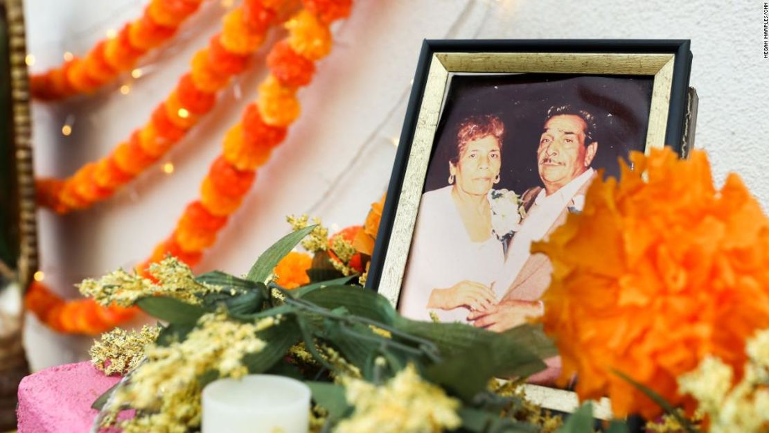 La ofrenda en Tres Leches Café tiene una foto de los abuelos de la pareja de Magaly Saenz. El abuelo falleció, pero la abuela aún vive.