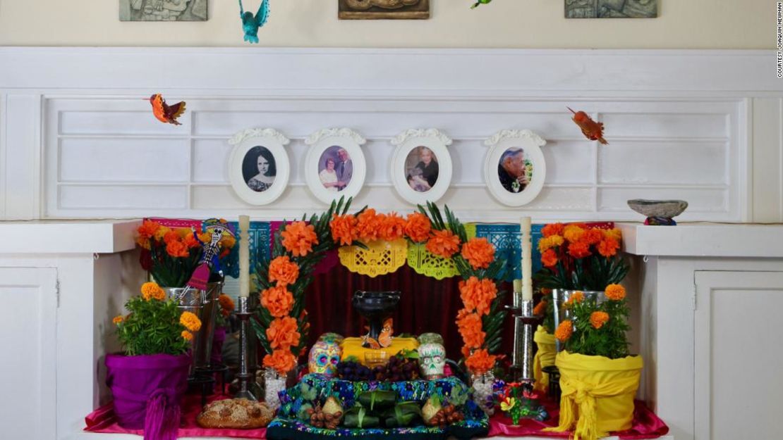 Evelyn Orantes y Joaquin Newman hacen un altar para sus antepasados cada año en su casa.